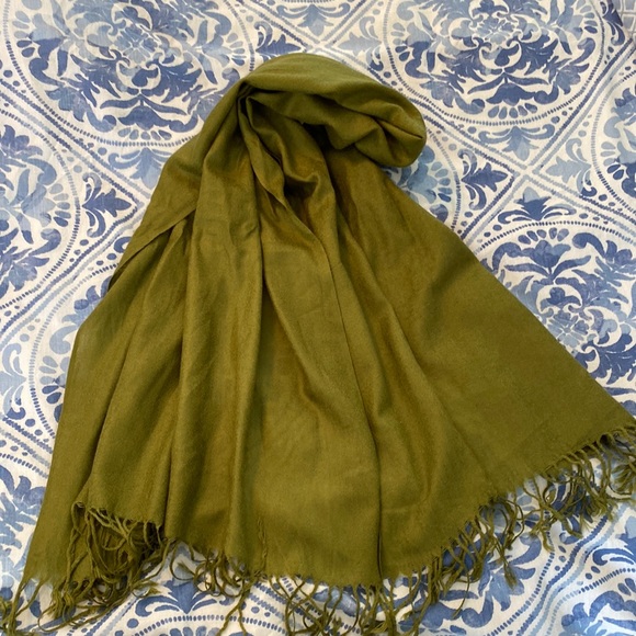 Olive green scarf - Picture 1 of 3